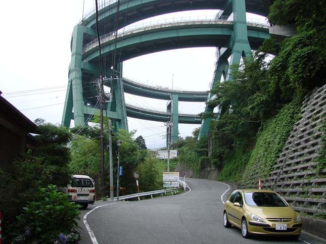 Kawazu Nanadaru, a japán duplahurkú híd